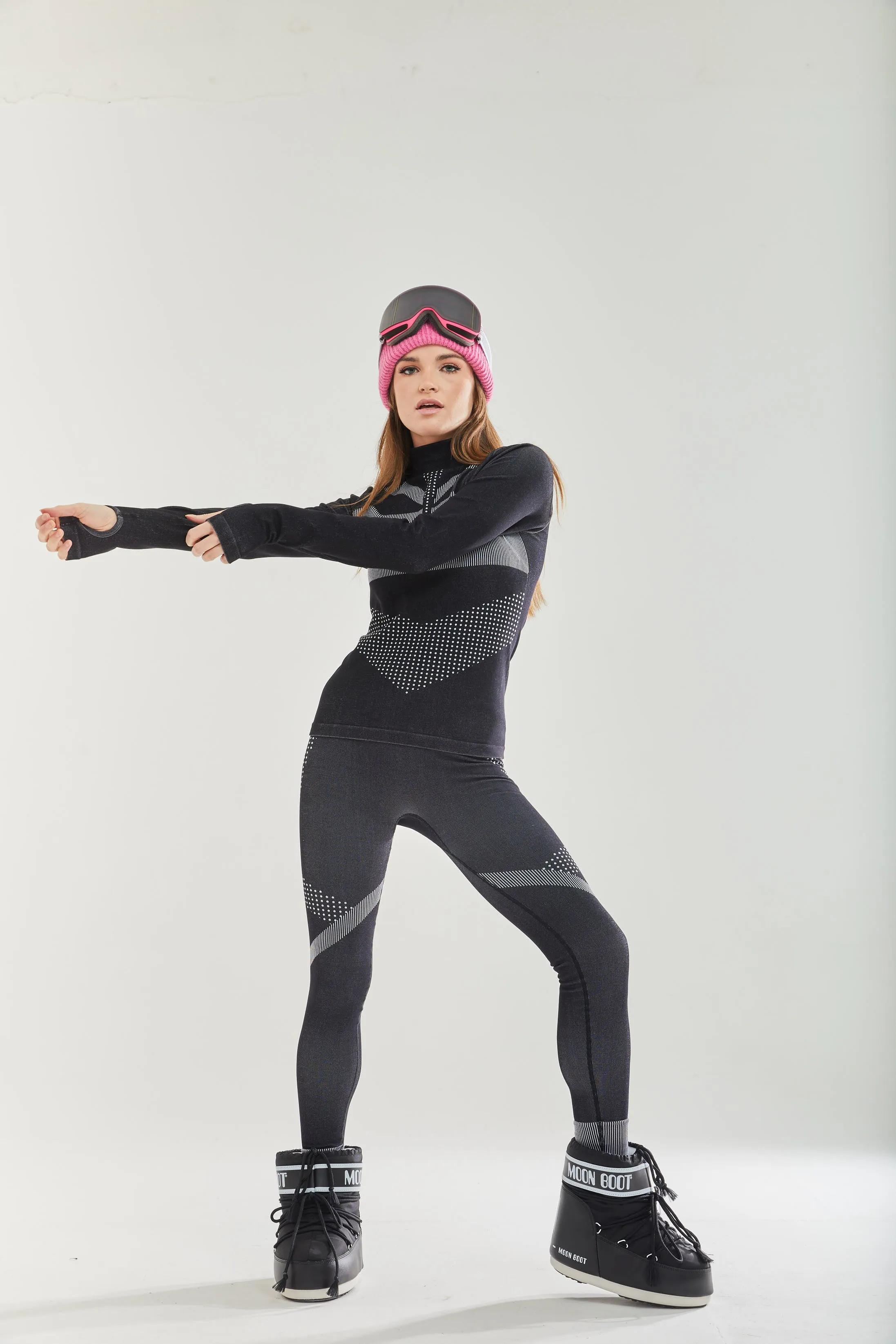 Women's Ski Base Layer Seamless Tights in Black with Full-Length Design and Sporty Style