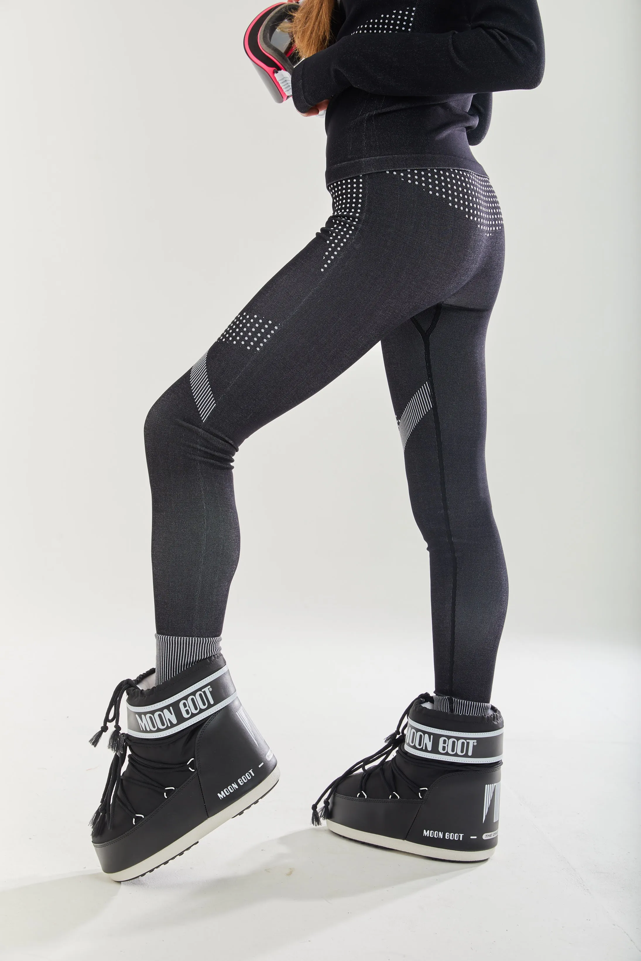 Women's Ski Base Layer Seamless Tights in Black with Full-Length Design and Sporty Style